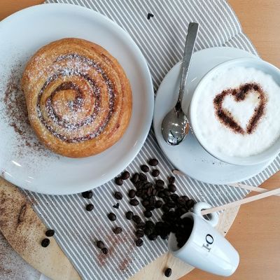 Fuchs Omnibus Tankstelle Shop Fruehstueck Kuchen und Kaffee